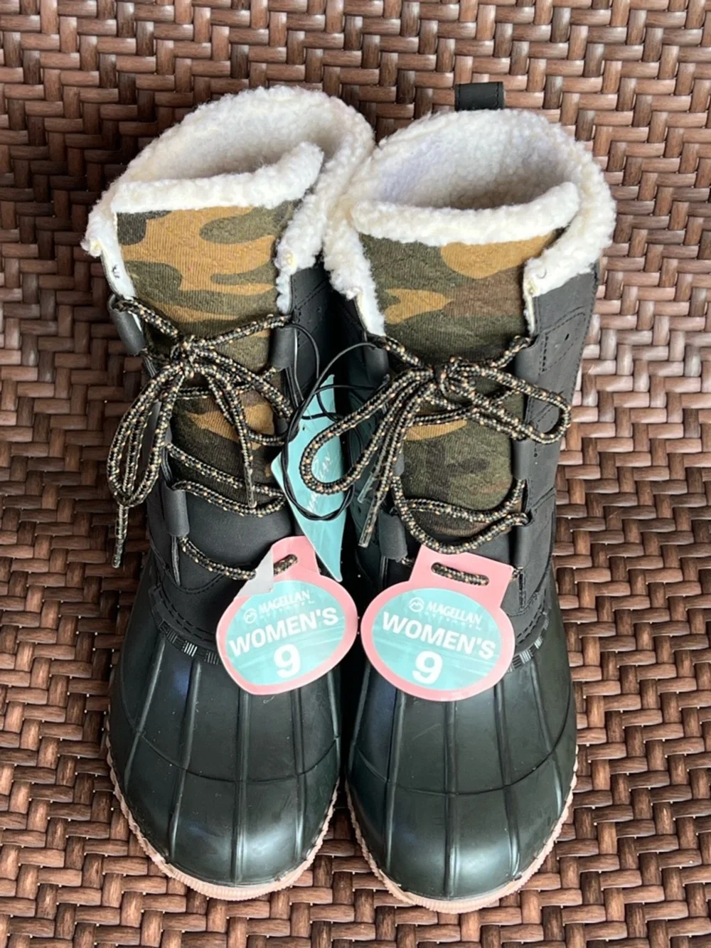Magellan Outdoors Camouflage Winter Duck Boots Size 9 Waterproof Fleece Lined
